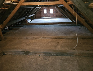 Zateplení stropu rodinného domu pomocí foukané izolace